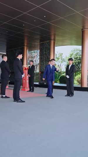 天桥摆摊我捡了个纨绔当老公（79集） 热播短剧来袭