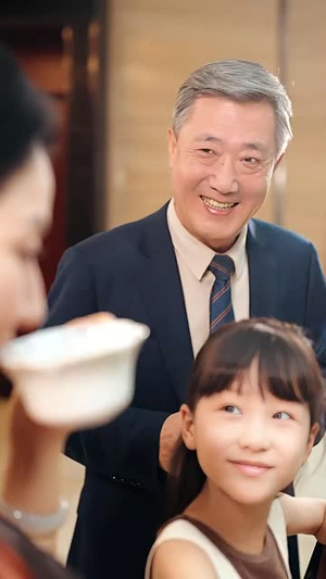 萌宝告状农民工爹地是战神 (60集) 萌宝告状农民工爹地是战神 (60集) 女主角是谁