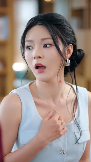 她在楼道里啃馒头，我不忍了（68集）看精彩短剧