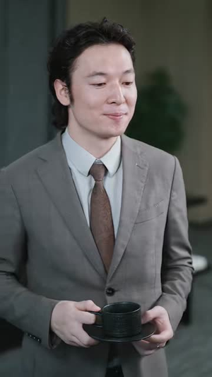 嘲笑我只会搬砖,女神老婆带崽接我回家(80集) 嘲笑我只会搬砖,女神老婆带崽接我回家(80集)热播短剧全集看
