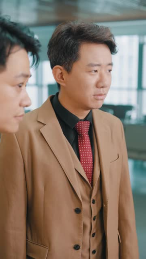 别搬砖了,你老婆来给你撑场子了(81 集) 别搬砖了,你老婆来给你撑场子了(81 集)爆款短剧推荐